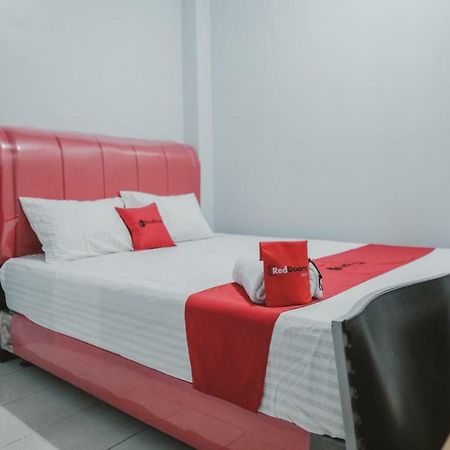 Отель Reddoorz @ Jalan Pemuda Медан Экстерьер фото